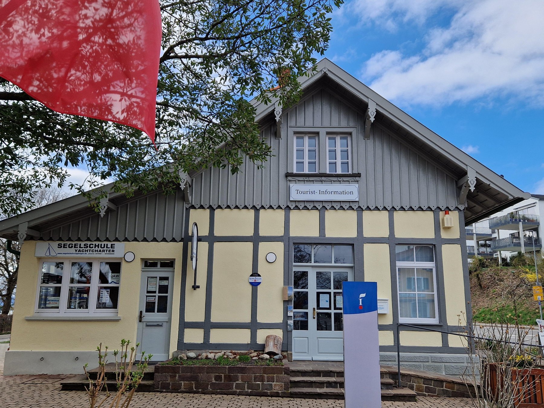 Tourist-Information Eingang Gebäude Tourist-Information und Eingang Segelschule
